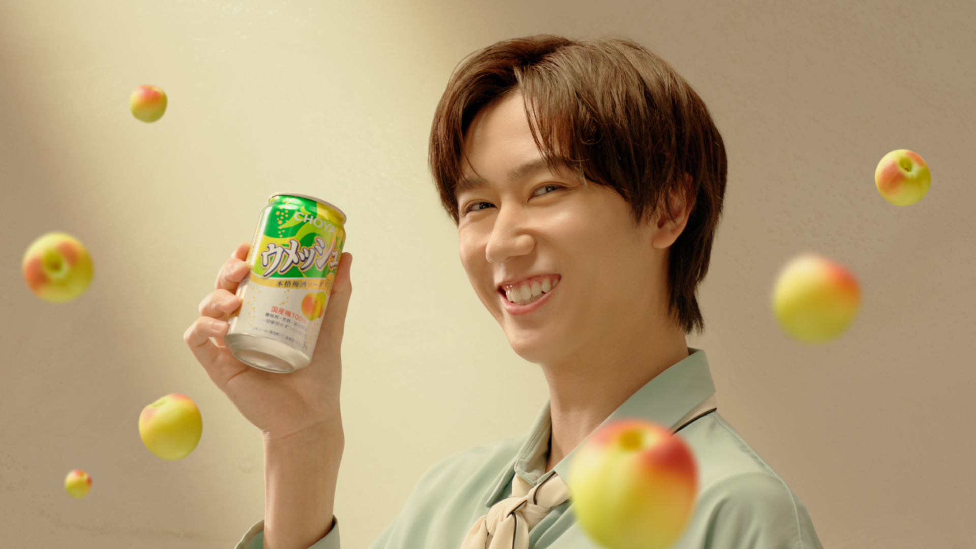 ウメッシュを持つ阿部亮平さん（S now Man）